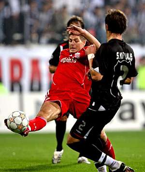 Gerrard lucha un baln ante el Besiktas. (Foto: EFE)