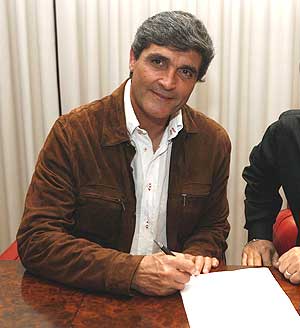 Juande Ramos firma el contrato. (www.tottenhamhotspur.com)