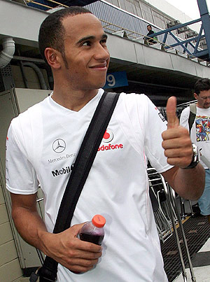 El piloto Lewis Hamilton sonre tras el Gran Premio de Brasil. (Foto: EFE)