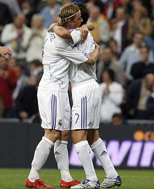 Guti y Ral se abrazan tras el segundo gol. (Foto: AP)