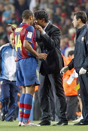 Rijkaard charla con Henry durante el partido. (Foto: EFE)