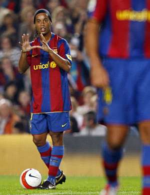 Ronaldinho, durante el encuentro ante el Almera. (Foto: AFP)