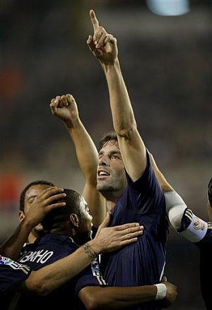 Robinho, Marcelo y Ral abrazan a Van Nistelrooy tras uno de los goles. (Foto: AP)