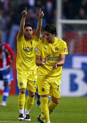 Nihat, detrs de Cani, celebra el cuarto gol del Villarreal. (Foto: AP)