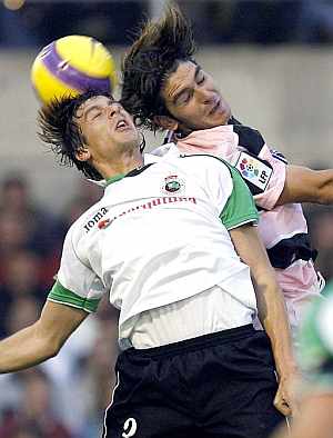Jonathan Soriano (d) pelea un baln con el defensa del Racing Oriol Lozano. (Foto: EFE)