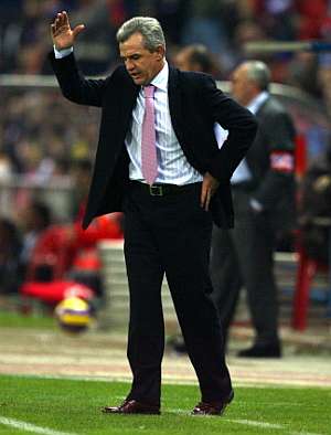 Aguirre se queja del tercer gol encajado. (Foto: AFP)