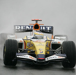 El Renault de Fisichella, durante el Gran Premio de Japn. (Foto: Reuters)