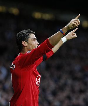 Cristiano Ronaldo festeja su segundo gol ante el Blackburn. (Foto: AP)