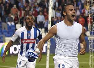 Sinama y Martins festejan el gol del triunfo. (Foto: EFE)