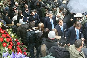 Los jugadores del Lazio a su llegada a la iglesia de San Po X donde tuvo lugar el funeral por Gabriele Sandri. (Foto: EFE)
