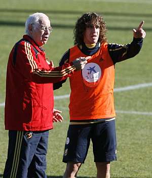 Aragons y Puyol hablan en el entrenamiento. (Foto: EFE)