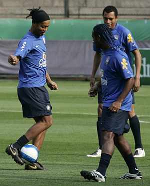 Ronaldinho, durante el entrenamiento de Brasil. (Foto: EFE)