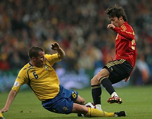 Silva regatea a Andersson. (Foto: AFP)