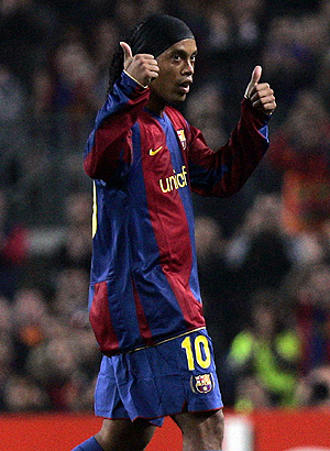 Ronaldinho en un partido con el Bara. (Foto:AFP)