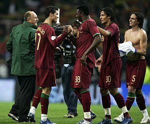 Scolari felicita a sus jugadores al trmino del encuentro. (Foto: AFP)