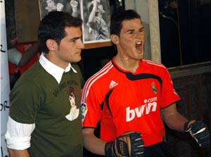 Casillas, junto a su 'doble'. (Foto: EFE)