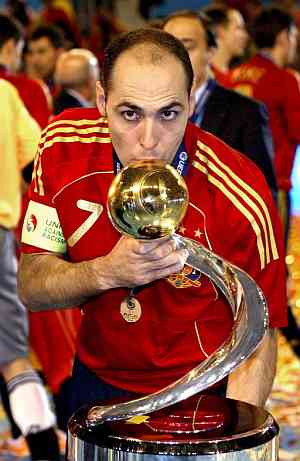 Javi Rodrguez, capitn de la seleccin, besa el trofeo. (Foto: EFE)