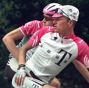 Bjarne Riis y Rolf Aldag, en el Tour '98. (Foto: AP)