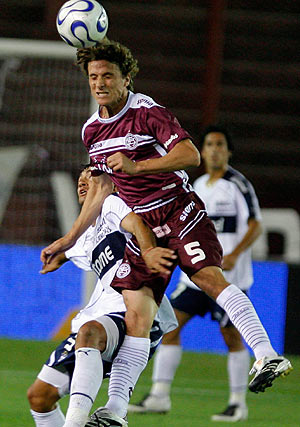 El jugador del Lans Pelletieri lucha con Escobar por el baln, en un momento del partido. (Foto: EFE)