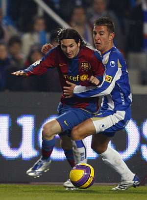 Messi desborda a ngel. (Foto: AFP)