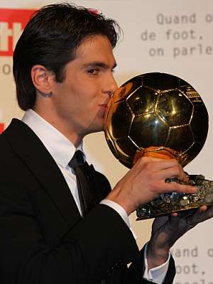 Kak besa el trofeo del Baln de Oro. (Foto: AFP)