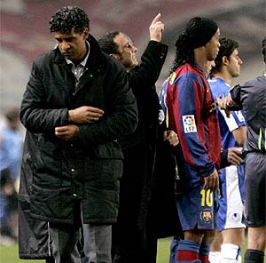 Rijkaard y Ronaldinho, en Montjuic. (Foto: REUTERS)