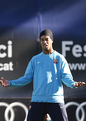 Ronaldinho, en un entrenamiento con el Barcelona. (Foto: REUTERS)