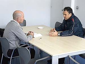 Caparrs dialoga con Orfeo Surez. (Foto: Iaki Andrs)