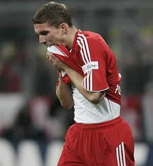 Lukas Podolski se lamenta tras fallar una ocasin. (Foto: AP)