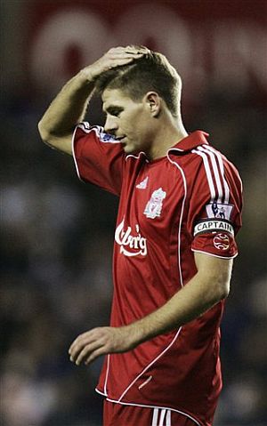 El capitn del Liverpool, Gerrard, lamenta un error. (Foto: AP)