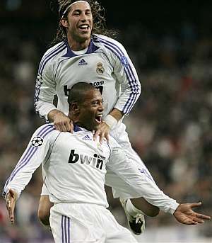 Baptista celebra su gol con Ramos. (Foto: AP)