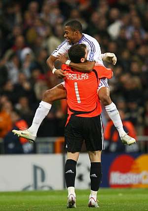 Casillas, felicitado por Robinho tras parar el penalti en el descuento. (Foto: AFP)