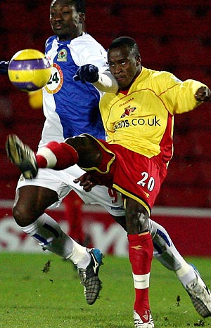 Al Bangura (d), durante un partido con el Watford. (Foto: AP)