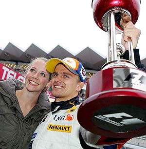 Heikki Kovalainen, con su novia, tras lograr el tercer puesto en Japn. (Foto: EFE)