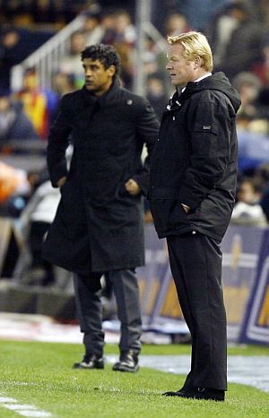 Koeman y Rijkaard, en la banda de Mestalla. (Foto: EFE)