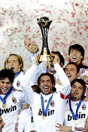 Maldini y la plantilla del Milan, con la copa. (Foto: EFE)