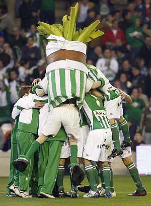 Los jugadores del Betis celebran un gol con la mascota del equipo. (Foto: EFE)