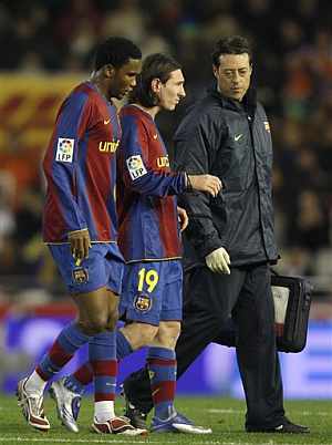 Lionel Messi abandona el terreno de juego despus de lesionarse. (Foto: AP)