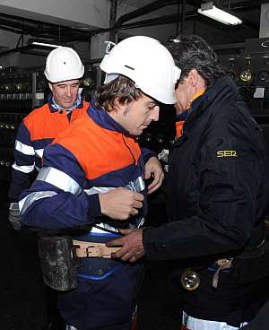 Fernando Alonso, en una mina de Asturias. (Foto: EFE)