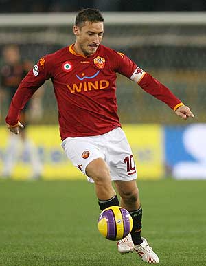 Francesco Totti, lder indiscutible de los romanos. (Foto: AFP)