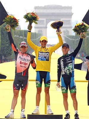 Alberto Contador (centro), en el podio de Pars con Levi Leipheimer (dcha) y Cadel Evans. (Foto: AFP)