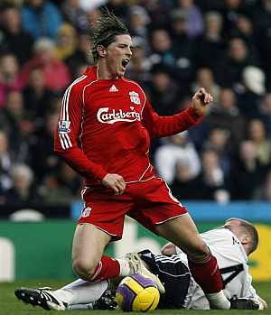 Torres, trabado por el defensa del Derby County James McEveley. (Foto: AP)