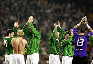 Los jugadores saludan a la aficin tras el pitido final. (Foto: EFE)