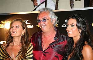 Flavio Briatore junto a su novia (derecha) Elisabetta Gregoraci. (Foto: ELMUNDO)