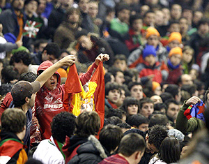 Unos aficionados queman una bandera espaola. (Foto: EFE)