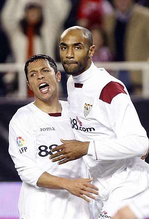 Adriano y Kanoute celebran el cuarto tanto del Sevilla. (Foto: EFE)
