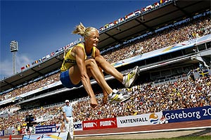 Carolina Kluft, en un salto de longitud del concurso de Heptatln, durante el Europeo de Gotemburgo. (Foto: AFP)