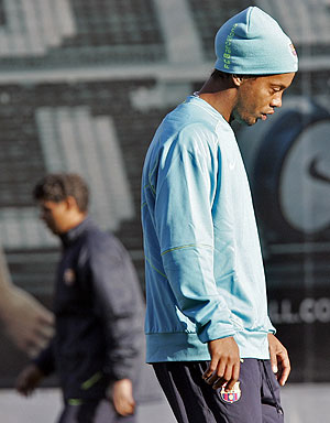 Ronaldinho, durante el ltimo entrenamiento del Bara en 2007. (Foto: AFP)