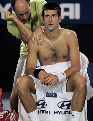 Djokovic, atendido por el 'fisio' del torneo. (Foto: AFP)