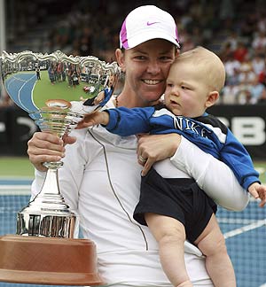 Lindsay Davenport posa junto al trofeo y su hijo Jagger. (Foto: AP)